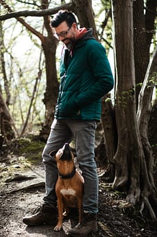 Hund zeigt Orientierung am Menschen